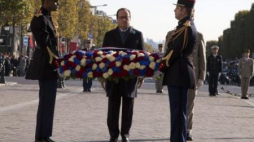 Prezydent Francois Hollande składa wieniec na Grobie Nieznanego Żołnierza pod Łukiem Triumfalnym w Paryżu. Fot. PAP/EPA