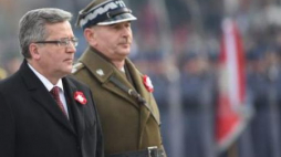 Prezydent Bronisław Komorowski i szef Sztabu Generalnego WP generał Mieczysław Gocuł. Fot. PAP/R. Pietruszka