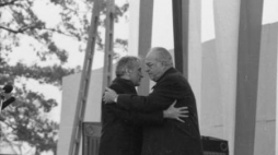 Msza Pojednania. Premier T. Mazowiecki i kanclerz H. Kohl. Fot. PAP/A. Hawałej