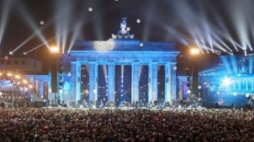 Lampiony wypuszczone w niebo – finisz obchodów rocznicy upadku muru berlińskiego pod Bramą Brandenburską. Fot. PAP/EPA