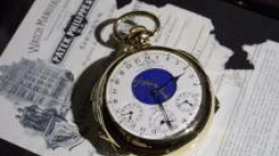 Złoty zegarek firmy Patek Philippe sprzedany na aukcji w Genewie. Fot. PAP/EPA