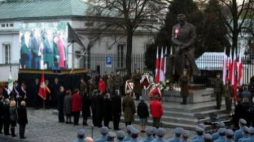 Prezydent RP Bronisław Komorowski składa kwiaty pod pomnikiem Marszałka Józefa Piłsudskiego. Fot. PAP/R. Pietruszka