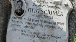 Tablica nagrobna Otto Schimkla na cmentarzu w Machowej. Źródło: Wikimedia Commons. Autor: KGGucwa