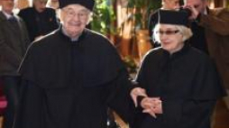 Andrzej Wajda i Krystyna Zachwatowicz odbierają tytuły doktora honoris causa UP w Krakowie. Fot. PAP/J. Bednarczyk