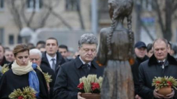 Prezydent Ukrainy Petro Poroszenko przed pomnikiem ofiar Wielkiego Głodu. Kijów, 22.11.2014. Fot. PAP/EPA