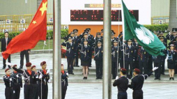 Wciągnięcie chińskiej flagi na maszt w Makau - uroczystości w piątą rocznicę "powrotu do macierzy". Fot. PAP/EPA
