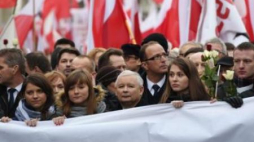  Prezes PiS Jarosław Kaczyński (C), podczas "Marszu w Obronie Demokracji i Wolności Mediów". Fot. PAP/R. Pietruszka