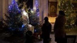 Modlitwa się przed ikoną Narodzenia Pańskiego. Wigilia w soborze archikatedralnym w Przemyślu. Fot. PAP/D. Delmanowicz