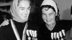 Helena Pilejczyk i Elwira Seroczyńska z medalami MP w jeździe szybkiej na lodzie. 1957 r. Fot. PAP/T. Olszewski