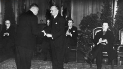 Prezydent stolicy Stefan Starzyński wręcza nagrodę literacką m.st. Warszawy Leopoldowi Staffowi. XI 1938 r. Fot. NAC