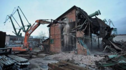 Wyburzanie hali 27 B Stoczni Gdańskiej, w której pracowała m.in. Anna Walentynowicz. 13.12.2014. Fot. PAP/A. Warżawa