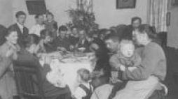 Rodzina przy stole wigilijnym. Warszawa, 1926 r. Fot. NAC