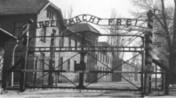 Brama Auschwitz z napisem Rabeit macht frei. Fot. PAP