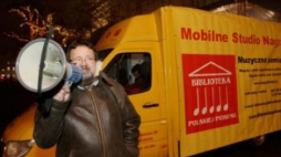 W. Domański przy mobilnym studiu nagrań. Fot. PAP/S. Rozpędzik