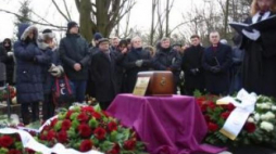 Uroczystości pogrzebowe Krzysztofa Krauzego na Cmentarzu Rzymskokatolickim w Kazimierzu Dolnym. Fot. PAP/L. Szymański 