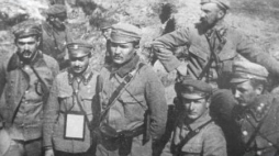 Oficerowie 6 batalionu I Brygady Legionów w okopach nad Nidą. 1915 r. Fot. NAC