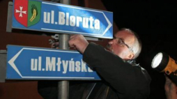 Wójt gminy Krzeszyce Stanisław Peczkajtis demontuje tabliczki z nazwą ulicy Bieruta w Rudnicy. Fot. PAP/L. Muszyński 