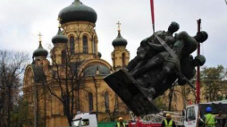  Demontaż tzw. pomnika "czterech śpiących" w 2011 r. w związku z budową II linii metra w stolicy. Fot. PAP/A.Hrechorowic