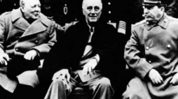Konferencja w Jałcie, luty 1945. Od lewej: Winston Churchill, Franklin D. Roosevelt i Józef Stalin. Fot. PAP/CAF/Reprod.