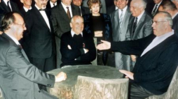 Szef MSZ RFN Hans-Dietrich Genscher, przywódca ZSRS Michaił Gorbaczow i kanclerz Helmut Kohl. Lipiec 1990r. Fot. PAP/EPA