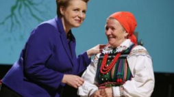 Minister Małgorzata Omilanowska wręcza medal "Gloria Artis" Zofii Pacan, twórczyni ludowej. 2014.12.11.Fot. PAP/T. Gzell