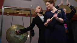 Minister kultury i dziedzictwa narodowego Małgorzata Omilanowska i dyrektor teatru Jan Klata. Fot. PAP/R. Pietruszka