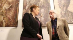 Minister kultury Małgorzata Omilanowska i Ivan Marchuk podczas wernisażu jego wystawy w Warszawie. Fot. PAP/L. Szymański