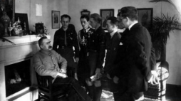 Delegacja harcerzy składa życzenia imieninowe marszałkowi Józefowi Piłsudskiemu. Sulejówek, 1925.03.19. Fot. NAC  