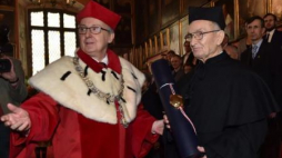 Prof. H. Samsonowicz odbiera z rąk rektora UJ, prof. W. Nowaka tytuł doktora honoris causa. Fot. PAP/J. Bednarczyk