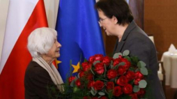 Premier Ewa Kopacz podczas spotkania z aktorką Danutą Szaflarską. Fot. PAP/P. Supernak