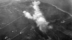 Kadr z niemieckiego filmu „Feuertaufe” pokazujący bombardowanie Westerplatte; widoczny kanał portowy w Gdańsku. Fot. NAC