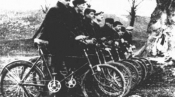 Patrol „Jędrusiów” w drodze na akcję - czwarty od lewej Zbigniew Kabata „Bobo”. IV 1943 r.  Źródło: Wikimedia Commons