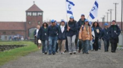 "Marsz Żywych" w b. obozie koncentracyjnym KL Auschwitz - Birkenau. Fot. PAP/A. Grygiel. 