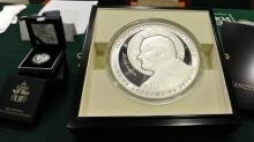 Srebrna moneta upamiętniająca 10. rocznicę śmierci Jana Pawła II. Fot. PAP/M. Obara 