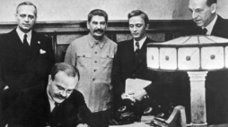 Przewodniczący Rady Komisarzy Ludowych Wiaczesław Mołotow składa podpis pod paktem. Moskwa, 1939-08-23. Fot. NAC
