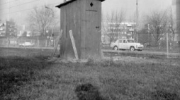 Drewniana toaleta, tzw. sławojka, przy skrzyżowaniu ul. Broniewskiego i Krasińskiego. Warszawa, 1975-77. Fot. NAC
