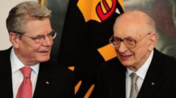 Władysław Bartoszewski i prezydent Niemiec Joachim Gauck. Fot. PAP/EPA