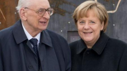 Władysław Bartoszewski i kanclerz Niemiec Angela Merkel. Fot. PAP/M. Kulczyński