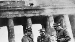 Gen. M. Spychalski i marsz. M. Rola-Żymierski przed Bramą Brandenburską w zdobytym Berlinie. Maj 1945 r. Fot. PAP/CAF