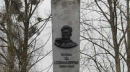 Pomnika gen. Iwana Czerniachowskiego w Pieniężnie. Fot. PAP/T. Waszczuk