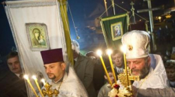  Nocna procesja w Cerkwi Prawosławnej Św. Mikołaja w Narewce. Fot. PAP/W. Pacewicz