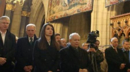 Marta i Jarosław Kaczyńscy podczas mszy św. na Wawelu w 5. rocznicę pogrzebu pary prezydenckiej. Fot. PAP/S. Rozpędzik