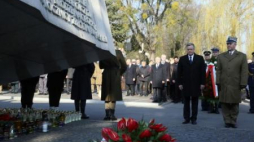 Prezydent Bronisław Komorowski przy pomniku upamiętniającym ofiary katastrofy smoleńskiej. Fot. PAP/T. Gzell