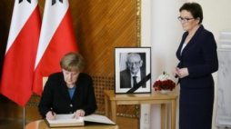 Kanclerz Niemiec Angela Merkel i Premier Ewa Kopacz wpisują się do księgi kondolencyjnej Fot.PAP/P. Supernak