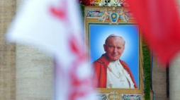 Fotografia Papieża Jana Pawła II podczas ceremonii kanonizacyjnej Fot.PAP/R.Pietruszka