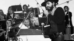 Czesław Niemen podczas XIII Krajowego Festiwalu Piosenki Polskiej w Opolu. Czerwiec 1975 r. Fot. PAP/Z. Wdowiński