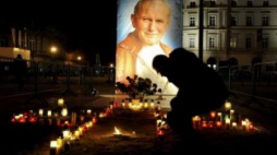 Czuwanie modlitewne na pl. Piłsudskiego w Warszawie w 9. rocznicę śmierci papieża Jana Pawła II. Fot. PAP/B. Zborowski 