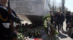 Pomnik upamiętniający ofiary katastrofy smoleńskiej na Cmentarzu Wojskowym na warszawskich Powązkach. Fot. PAP/T. Gzell