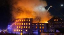 Pożar zabytkowego budynku dawnego młyna Szancera w Tarnowie. Fot. PAP/P. Topolski