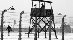 Ogrodzenie i wieże strażnicze na terenie byłego obozu KL Auschwitz. PAP/P. Polak